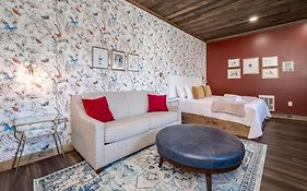 Walk Everywhere Fireplace Downtown Hideaway